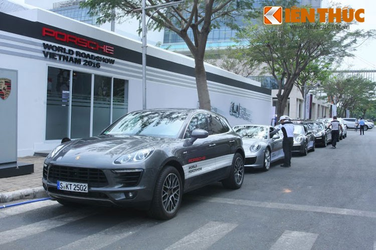  Porsche World Roadshow là hoạt động lái và trải nghiệm xe đầu tiên được Porsche Việt Nam tổ chức. Sự kiện sẽ được diễn ra trong 10 ngày từ (21-30/3) tại trung tâm của khu đô thị Phú Mỹ Hưng, Q.7, TP HCM với những trải nghiệm vô cùng hấp dẫn.